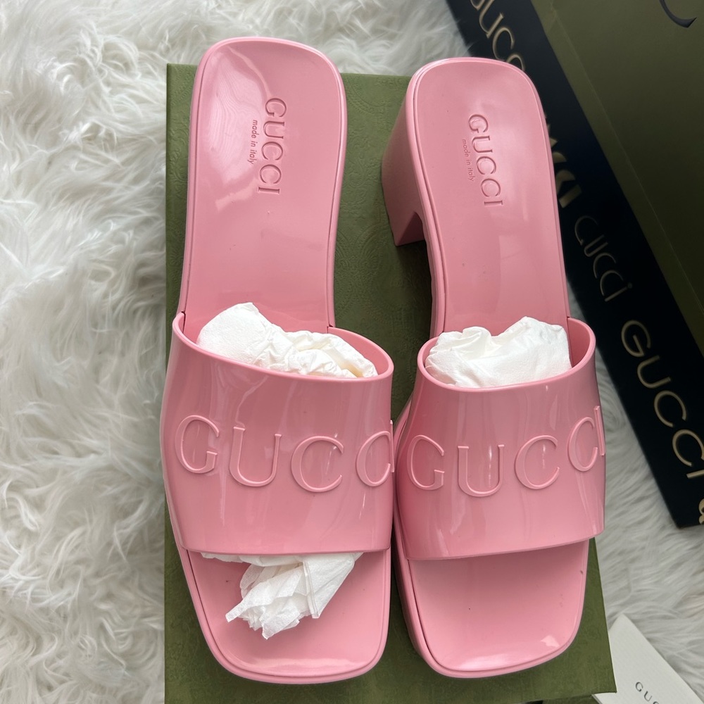 Brand New Size 10 Women’s Gucci Pink Rubber Slide Sandals!